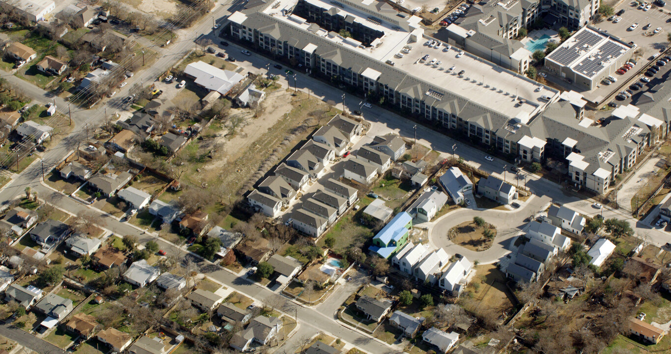 Casinas @ The Heights in San Antonio, TX - Building Photo