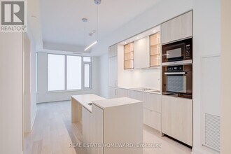 11 Yorkville Ave in Toronto, ON - Building Photo - Building Photo