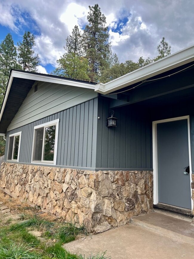 6517 Pioneer Rd in Medford, OR - Foto de edificio - Building Photo