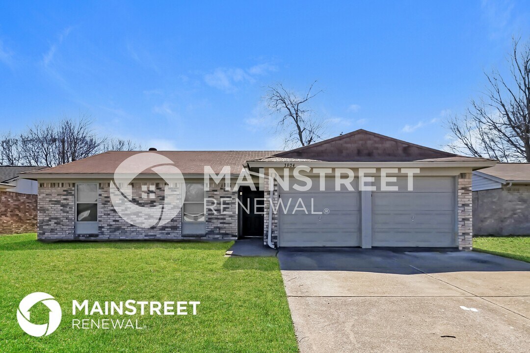 3904 Royal Crest Dr in Fort Worth, TX - Building Photo