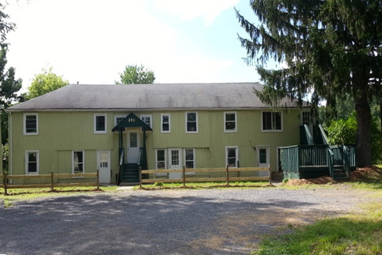 251 Samsonville Rd in Kerhonkson, NY - Foto de edificio