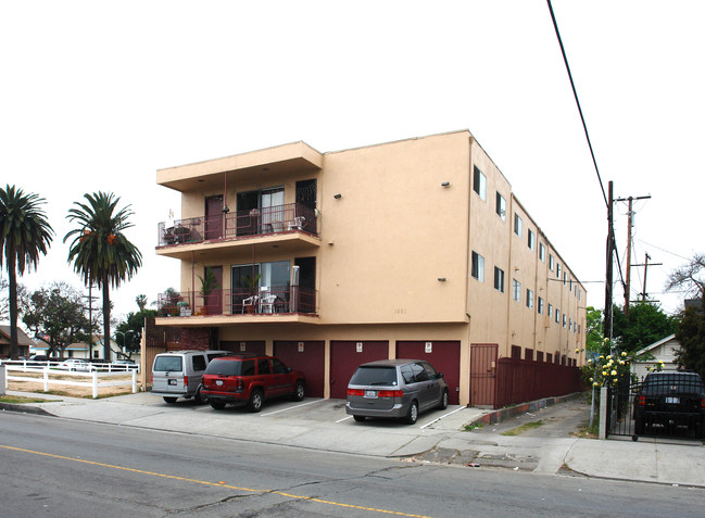 1421 Pine Ave in Long Beach, CA - Foto de edificio - Building Photo