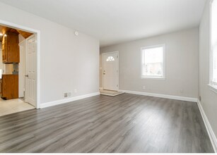 8100 Oakleigh Rd in Parkville, MD - Building Photo - Building Photo