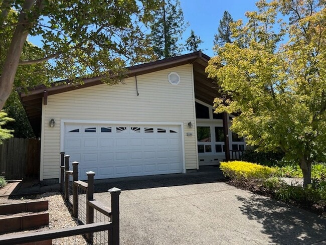 2280 Warwick Dr in Santa Rosa, CA - Building Photo - Building Photo