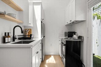 910 Nowita Pl, Unit one half in Venice, CA - Foto de edificio - Building Photo