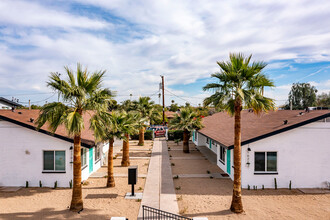 Remodeled one level apartments in Phoenix, AZ - Foto de edificio - Building Photo