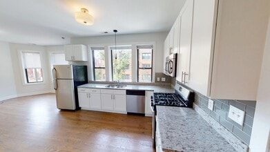 1355 W Bryn Mawr Ave, Unit 2W in Chicago, IL - Foto de edificio - Building Photo