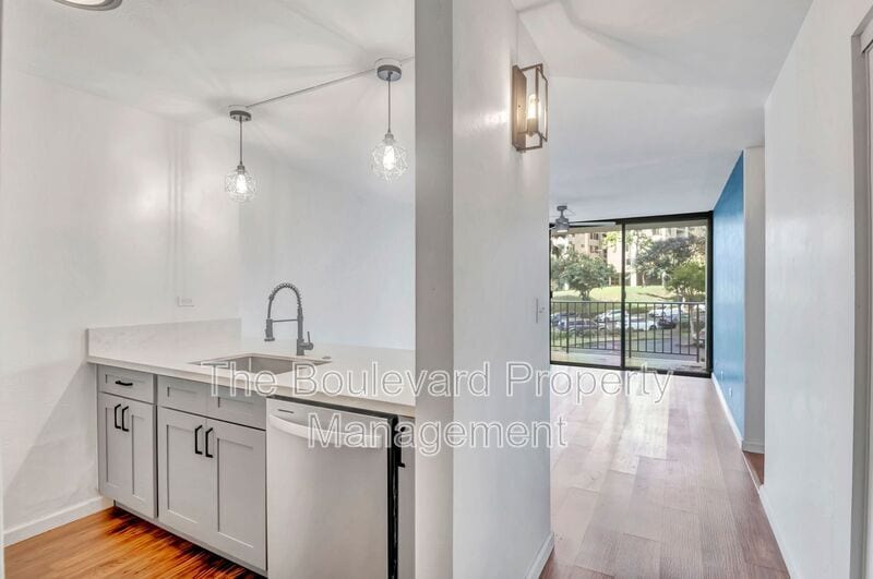 98-500-500 Koauka Loop in Aiea, HI - Building Photo