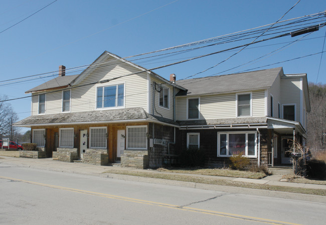 303 Main St in Blossburg, PA - Foto de edificio - Building Photo