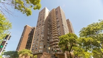 6301 N Sheridan Rd in Chicago, IL - Building Photo