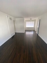 Modern 1BR with Balcony & Parking in Los Angeles, CA - Foto de edificio - Building Photo