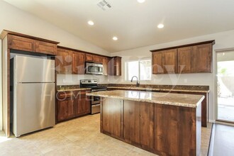 2722 E Cactus Rd in Phoenix, AZ - Foto de edificio - Building Photo