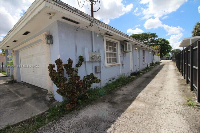 16120 NW 45th Ave in Opa Locka, FL - Building Photo - Building Photo