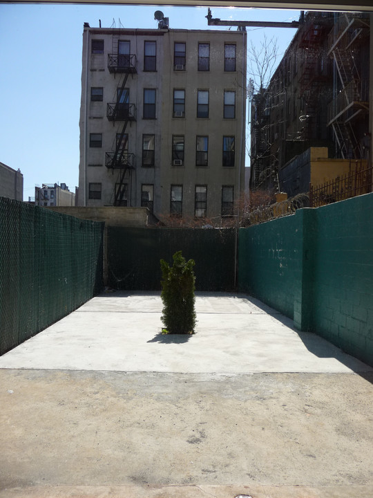 156 E 109th St in New York, NY - Building Photo