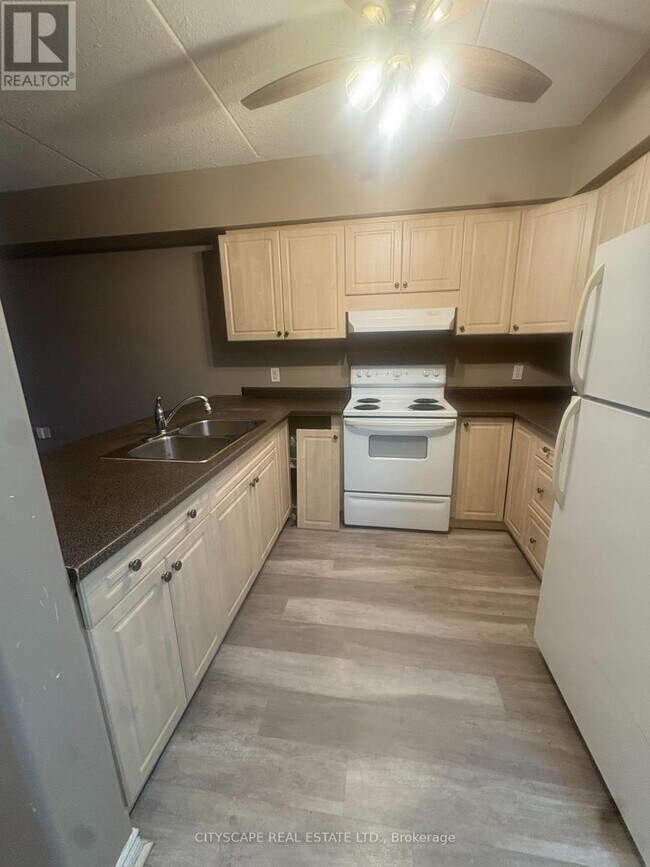 24 Harris Ave in Brantford, ON - Building Photo - Building Photo