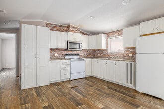 Crumley Farms MHC in Enigma, GA - Building Photo - Interior Photo