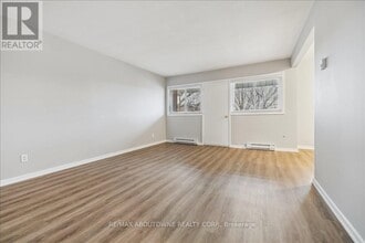 2350 Queensway Dr in Burlington, ON - Building Photo - Building Photo