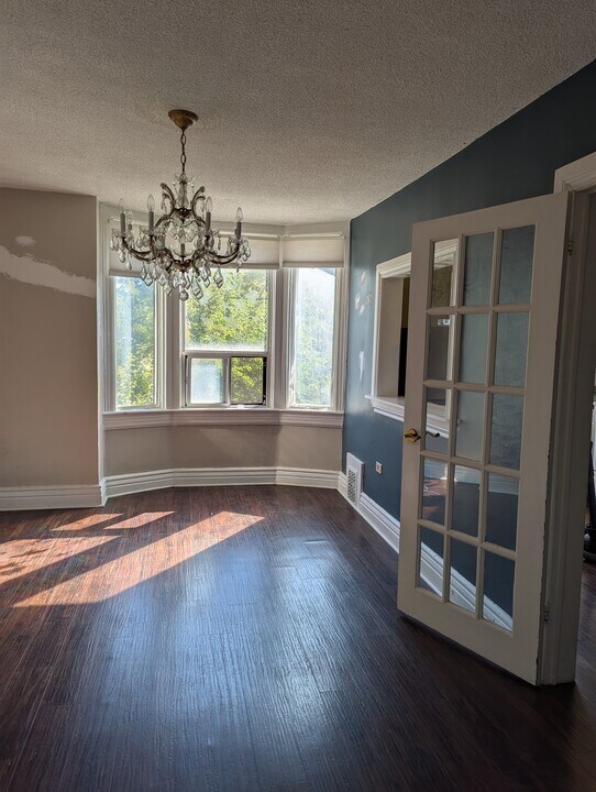 94 Aldwych Av in Toronto, ON - Building Photo