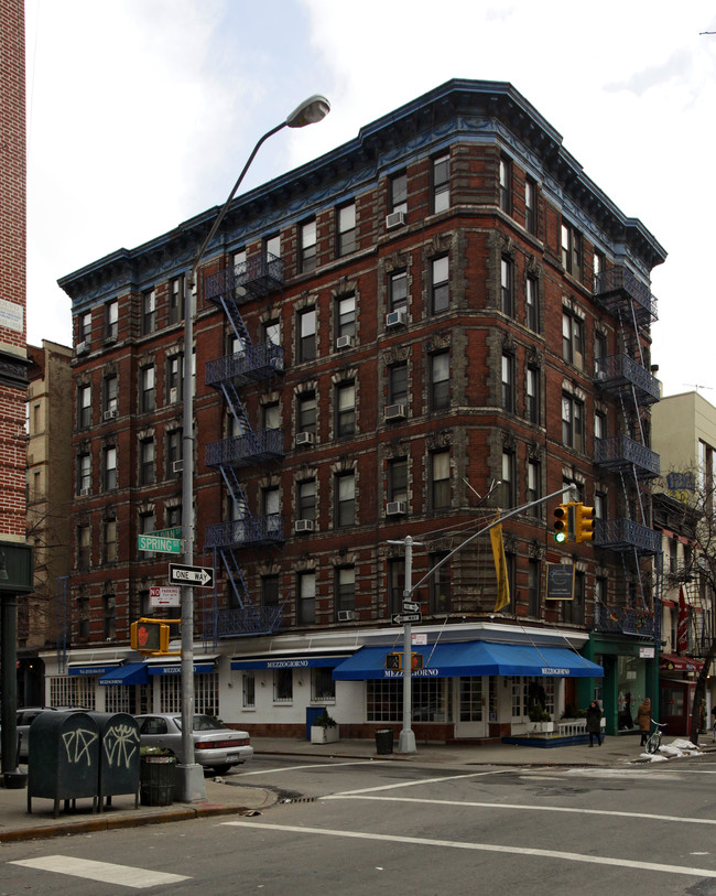 195 Spring St in New York, NY - Building Photo - Building Photo