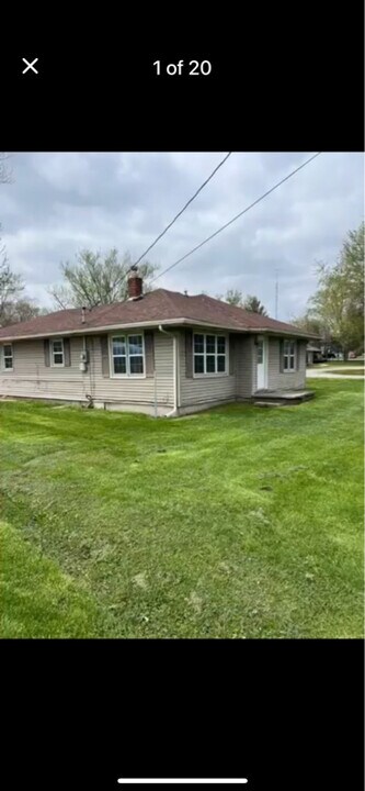 702 W Curtsinger Dr in Scottsburg, IN - Building Photo