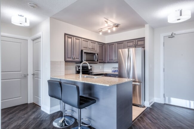 18 Valley Woods Rd in North York, ON - Building Photo - Building Photo