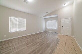 6034 N 68th Dr in Glendale, AZ - Building Photo - Building Photo