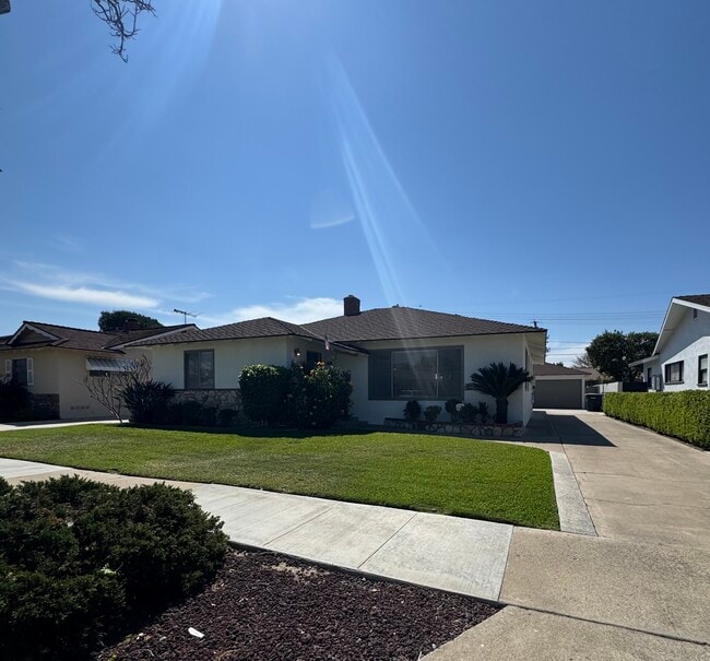 1324 E Madison Ave in Orange, CA - Foto de edificio - Building Photo