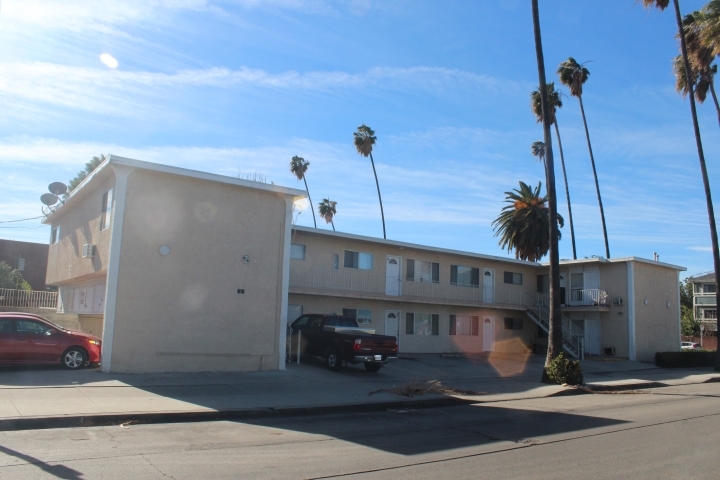 7058 Remmet Ave in Canoga Park, CA - Foto de edificio