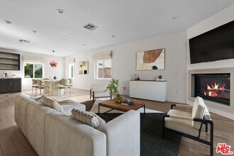 1745 S Barrington Ave in Los Angeles, CA - Building Photo - Building Photo