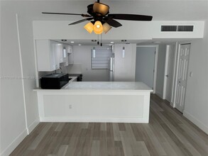 100 Edgewater Dr in Miami, FL - Building Photo - Building Photo