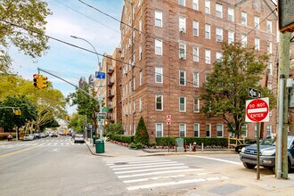 The Curtis Residence in Kew Gardens, NY - Foto de edificio - Building Photo