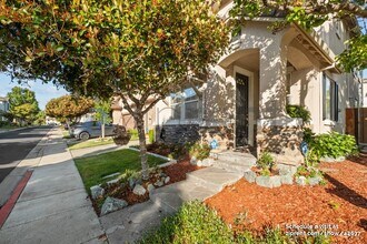 554 Blue Cypress Way in Hercules, CA - Building Photo - Building Photo