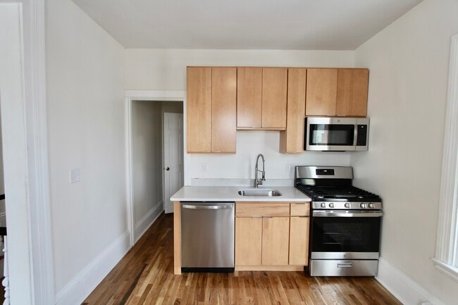 81 Summer St, Unit 2E in New Bedford, MA - Building Photo - Building Photo