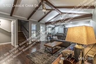 5702 Charlie Chan Dr in San Antonio, TX - Foto de edificio - Building Photo