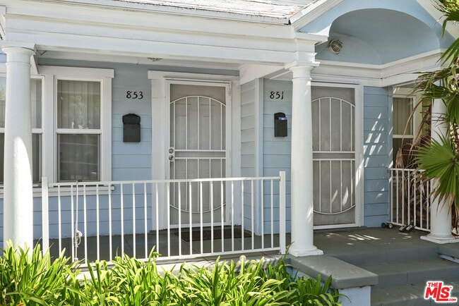 property at 851 W 41st Dr