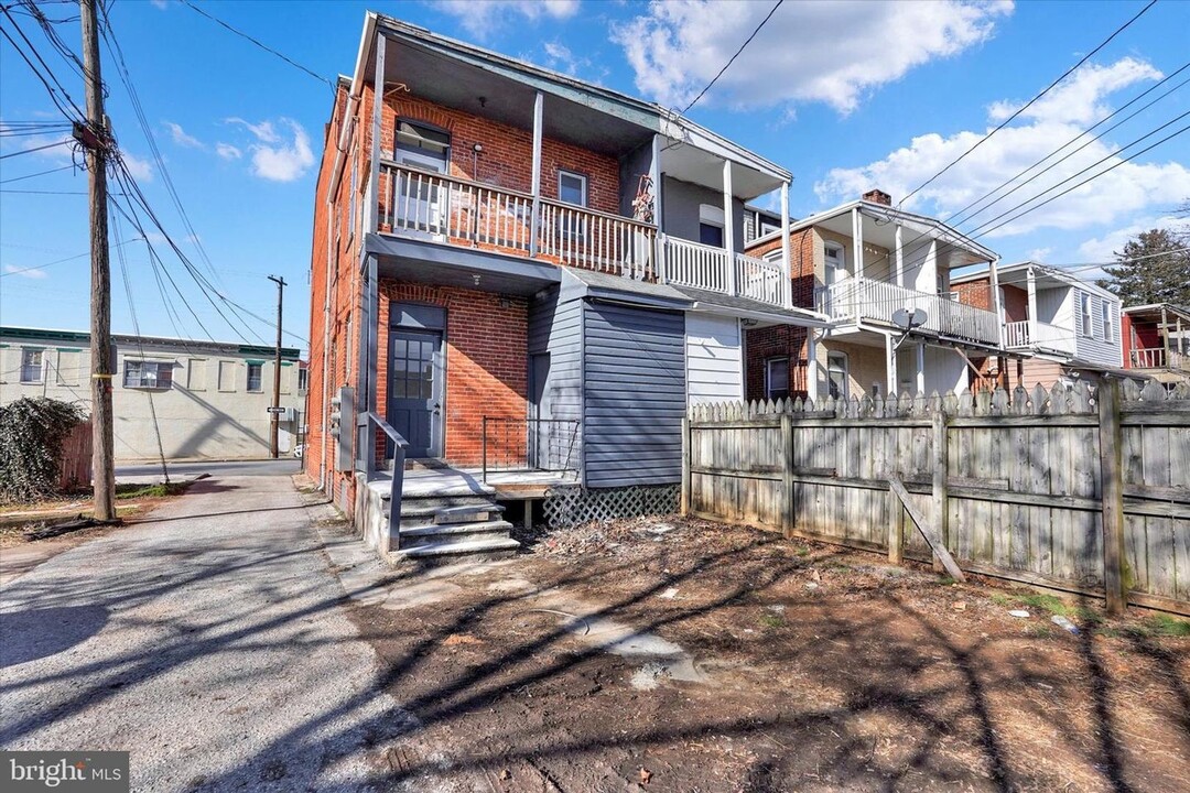 936 Madison Ave, Unit 936 Madison Ave Apt 2 in York, PA - Building Photo