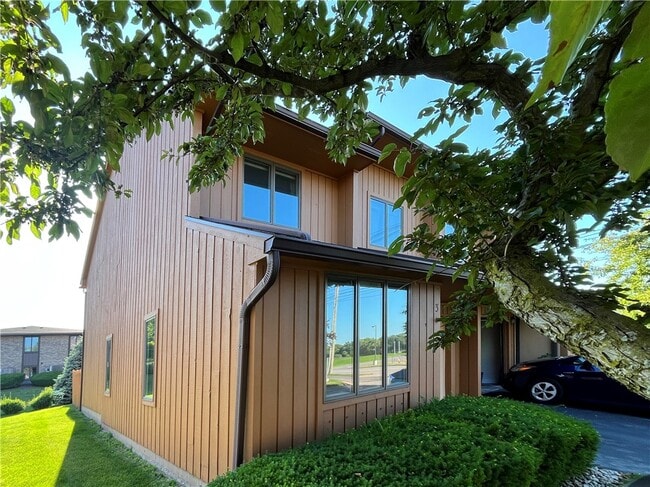 3 Treetop Dr in Fairport, NY - Building Photo - Building Photo
