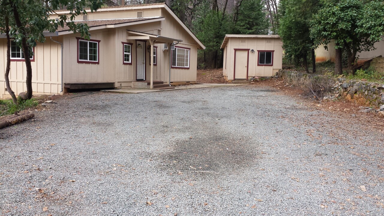 19598 Tiger Lily Ln in Grass Valley, CA - Building Photo