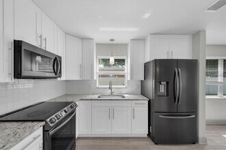 1040 Britton St in Largo, FL - Building Photo - Building Photo