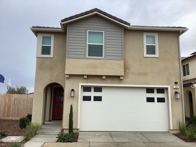 244 Arbor Dr S in Madera, CA - Foto de edificio - Building Photo