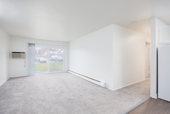 Cedar Creek Apartments in Okemos, MI - Foto de edificio - Building Photo