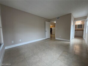 5305 Summerlin Rd in Ft. Myers, FL - Foto de edificio - Building Photo