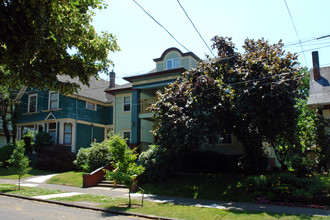 2934 NE Couch St in Portland, OR - Building Photo - Building Photo