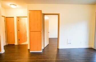 130 SE 105th Ave in Portland, OR - Building Photo - Building Photo