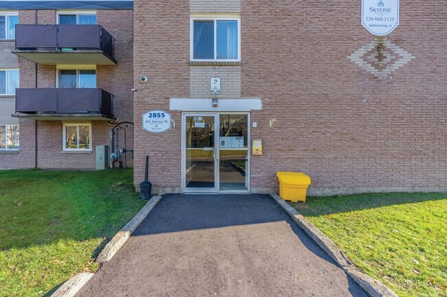 Thompson Manor Apartments in Owen Sound, ON - Building Photo - Building Photo