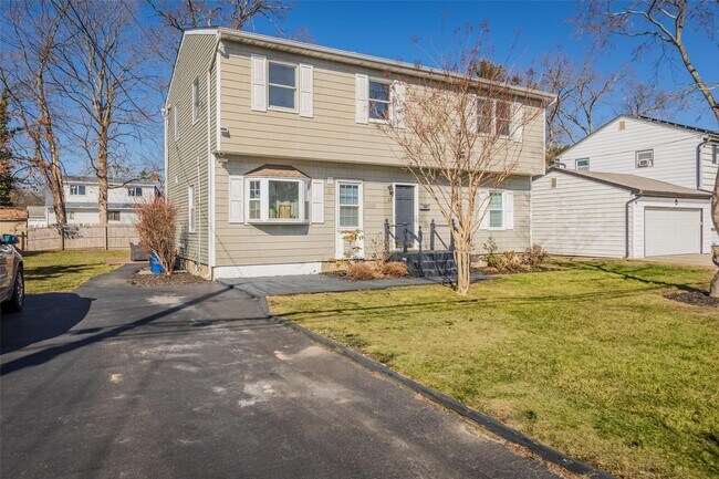 13 Hinton Ave-Unit -Upper in Babylon, NY - Building Photo - Building Photo