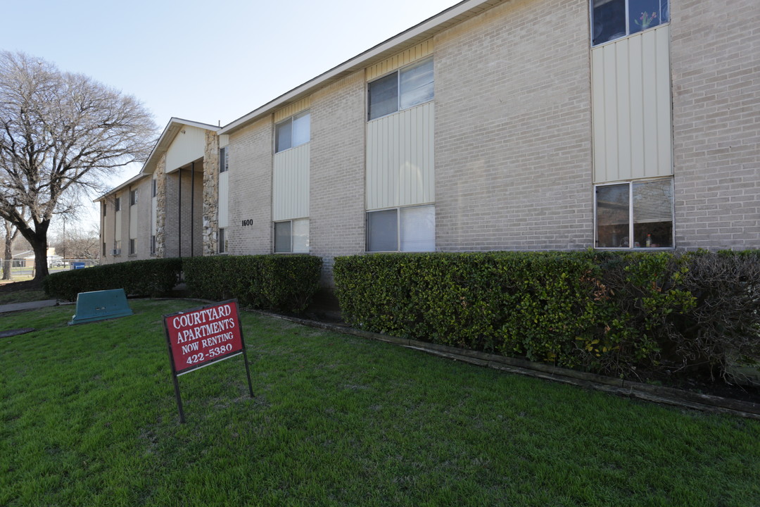 Courtyard Apartments in Plano, TX - Building Photo