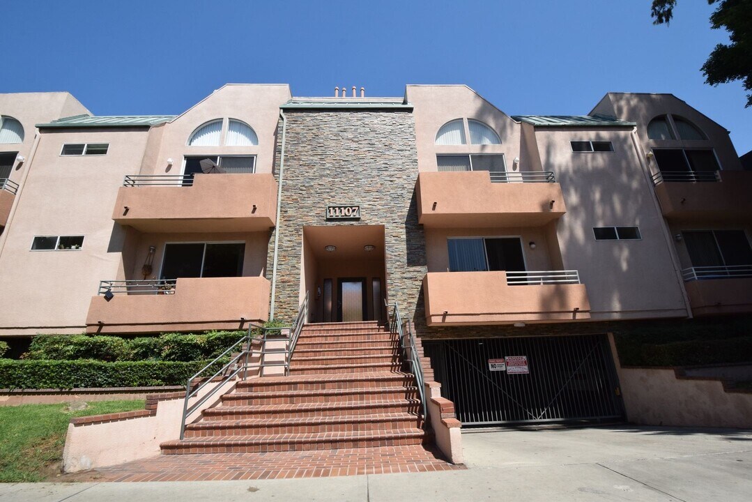 11107 La Maida St in Los Angeles, CA - Building Photo