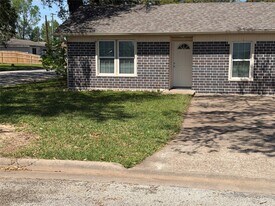 2501 Maple St in Liberty, TX - Building Photo