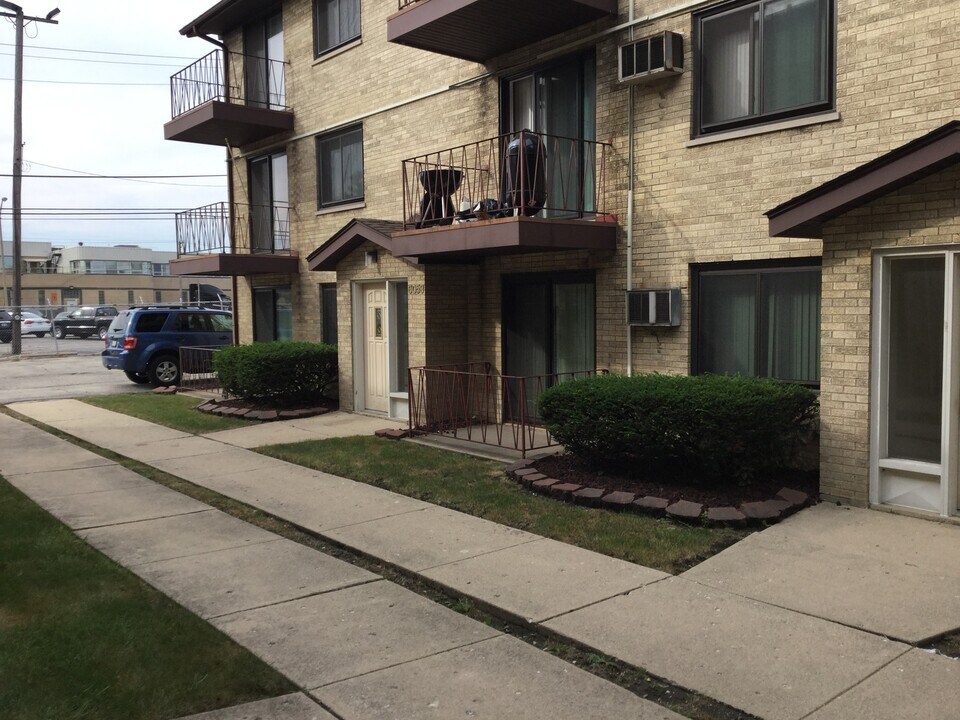 6049 W 64th Pl in Chicago, IL - Building Photo